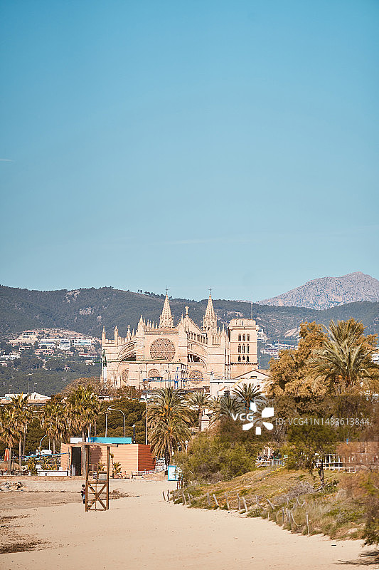 乡村景观背景下的主教座堂图片素材