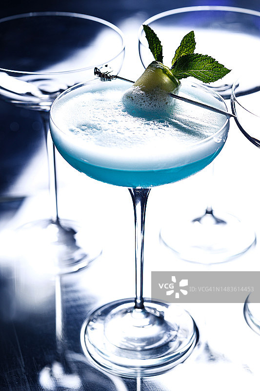 蓝色酒精鸡尾酒 - 库存照片图片素材