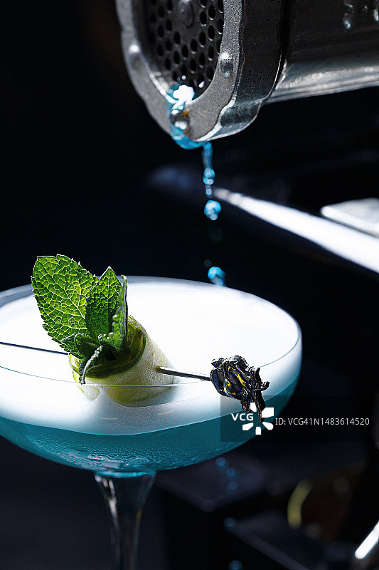 蓝色酒精鸡尾酒 - 库存照片图片素材