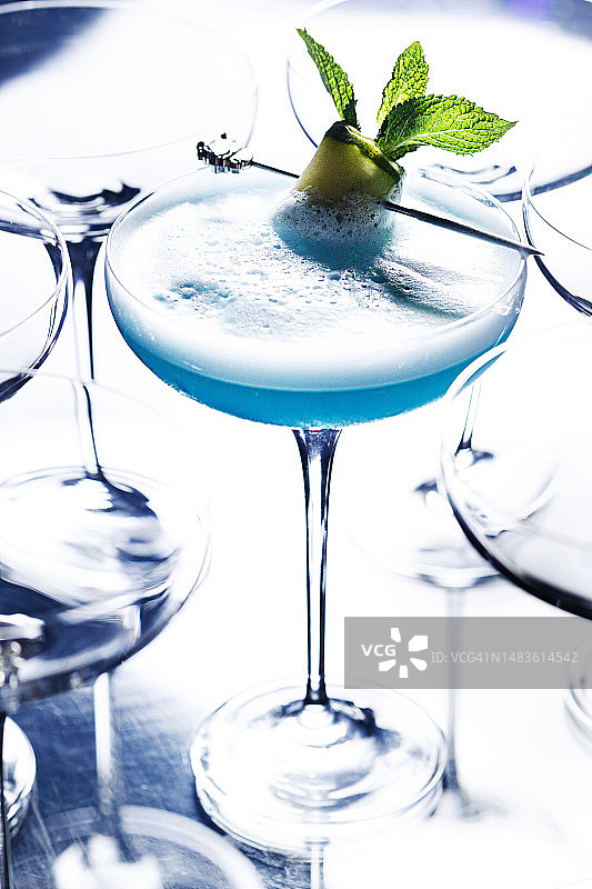 蓝色酒精鸡尾酒 - 库存照片图片素材