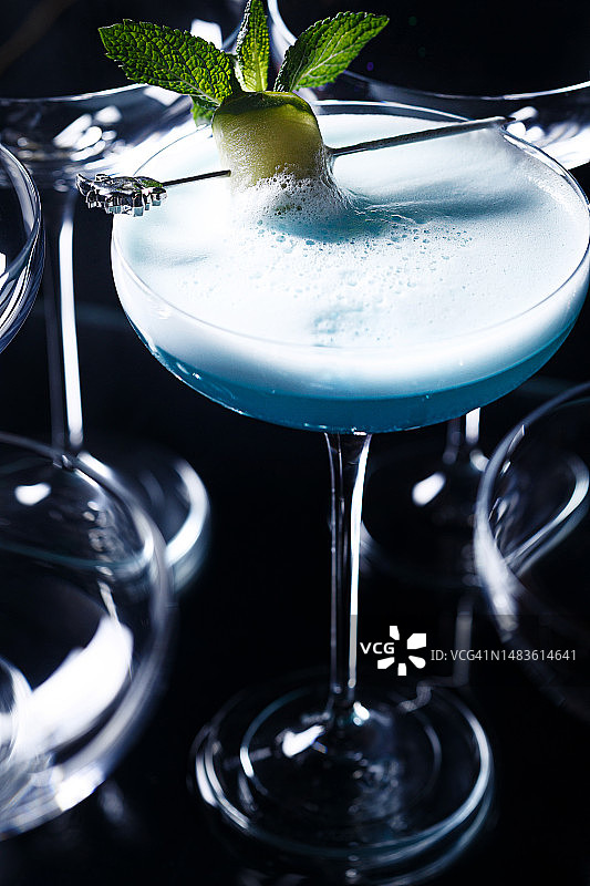 蓝色酒精鸡尾酒 - 库存照片图片素材