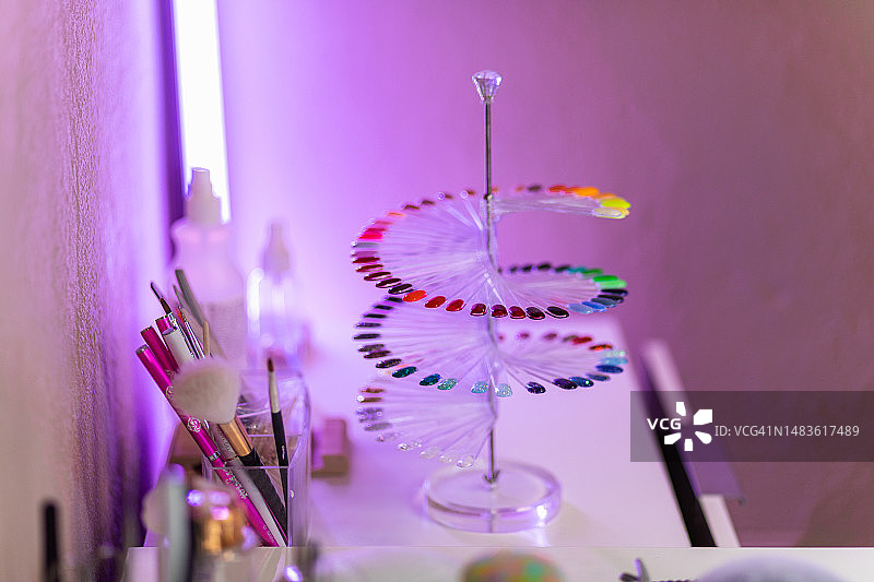 美甲沙龙中的调色板和美甲工具图片素材