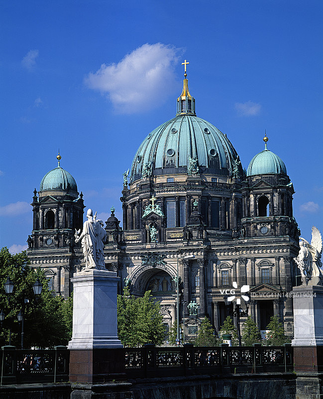 施洛斯布吕克桥和柏林大教堂图片素材