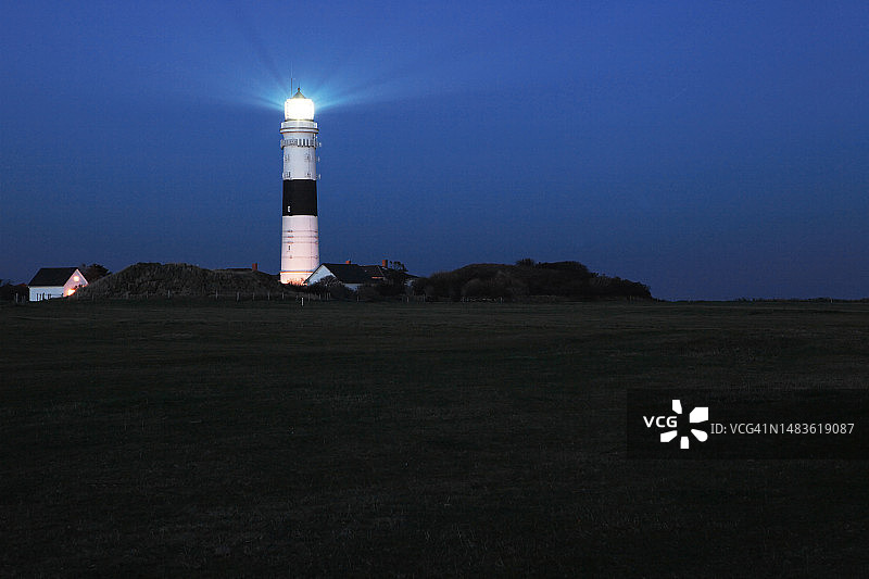 蓝色时刻的坎彭灯塔（叙尔特岛，石勒苏益格-荷尔斯泰因州，德国）图片素材