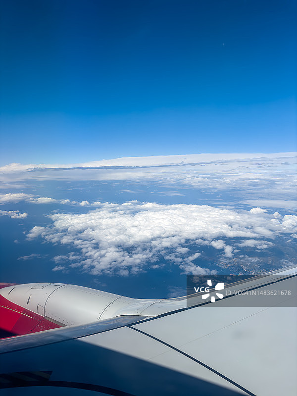 飞机舷窗外的机翼和云彩图片素材