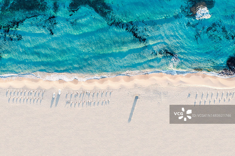 排列着沙滩椅的海滩航拍景色图片素材