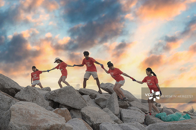 青少年志愿者团队合作图片素材