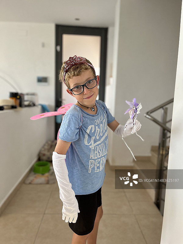 打扮成仙女的10岁男孩图片素材