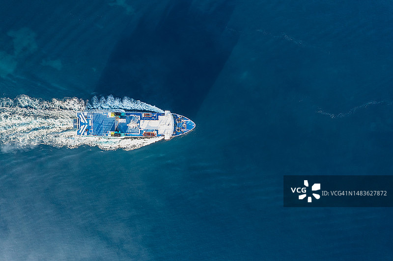 无人机视角：海洋上的一艘船图片素材