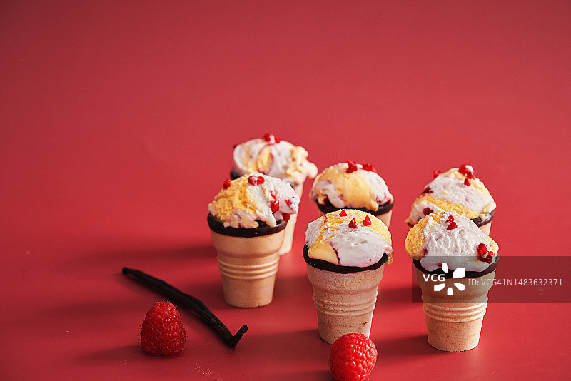 巧克力甜筒装香草覆盆子冰淇淋图片素材