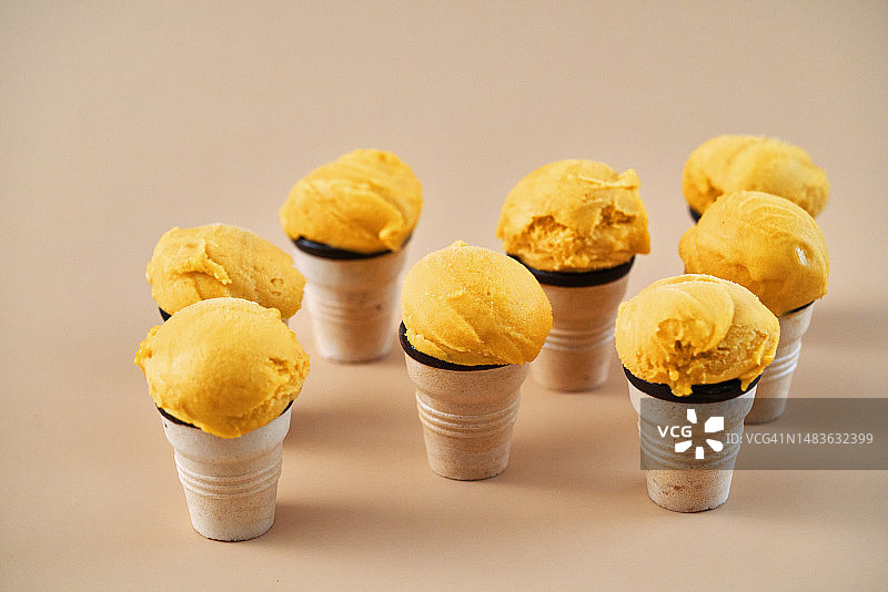 巧克力甜筒芒果冰淇淋图片素材