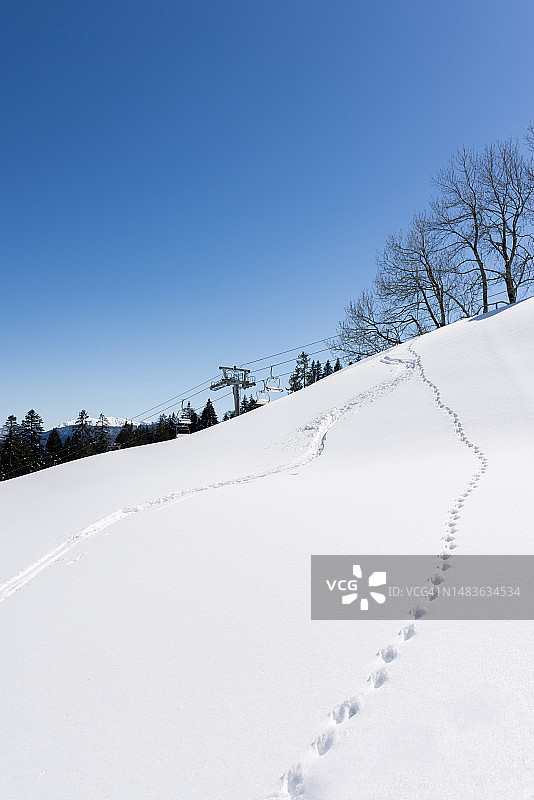 雪地滑雪缆车与冬季蓝天图片素材