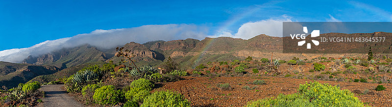 蒂拉哈纳火山口全景，云海从悬崖落下，彩虹绚丽图片素材
