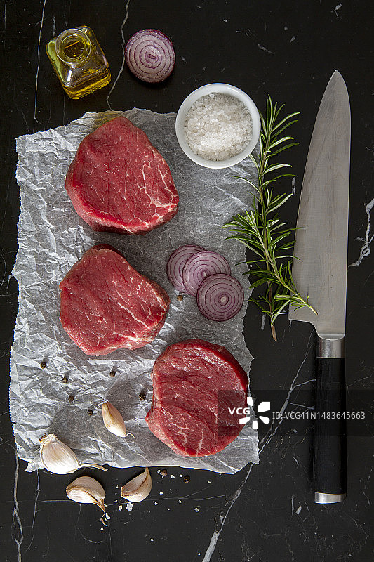 里脊牛排和香草图片素材