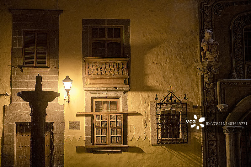 夜晚加那利群岛拉斯帕尔马斯皮拉尔努埃沃广场的哥伦布之家图片素材