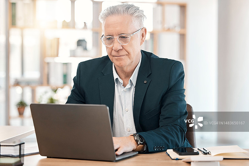 计算机工作，老年职员和业务数据在办公室与会计研究。数字，财务和在线规划的老年会计师与网络分析项目工作图片素材