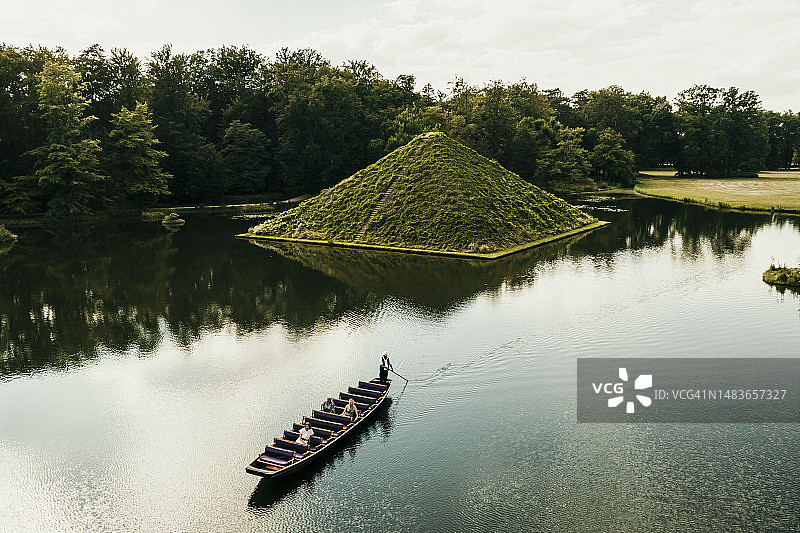 德国科特布斯布拉尼茨公园湖中的金字塔图片素材