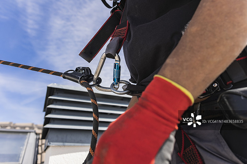 技术员在屋顶上佩戴安全带图片素材