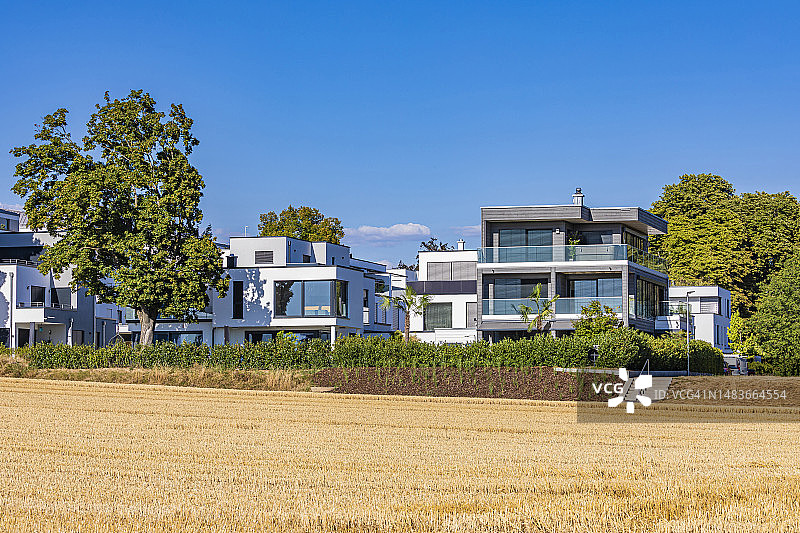 德国巴登-符腾堡州路德维希堡现代郊区住宅前的田野图片素材