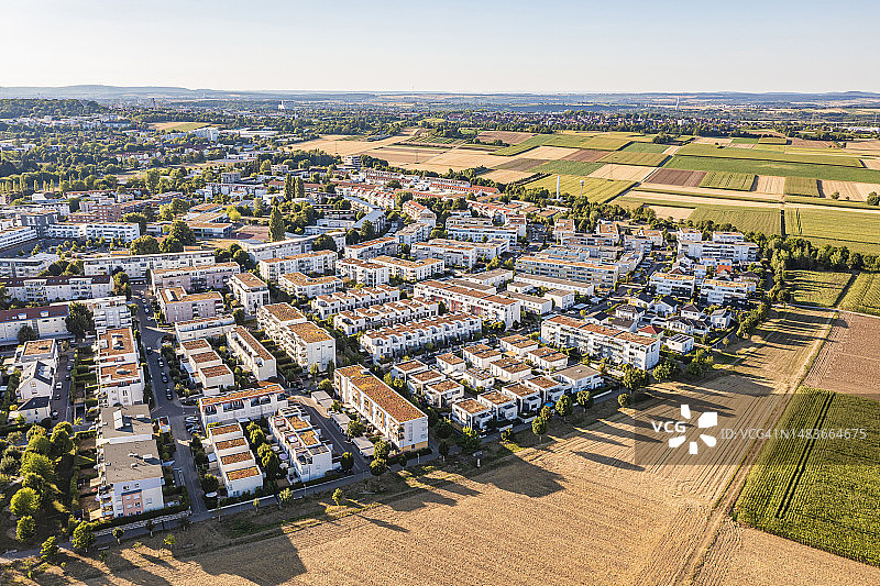 德国巴登-符腾堡路德维希堡现代住宅区和周边田野航拍图片素材