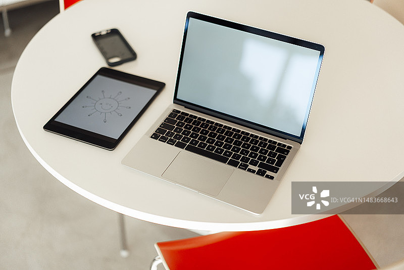 办公室桌子上的电子设备图片素材