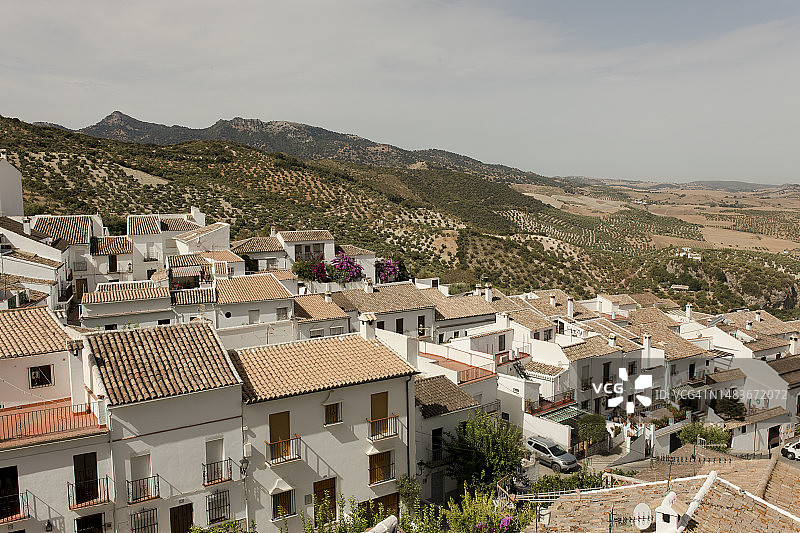 阳光明媚的日子里山前的城镇图片素材