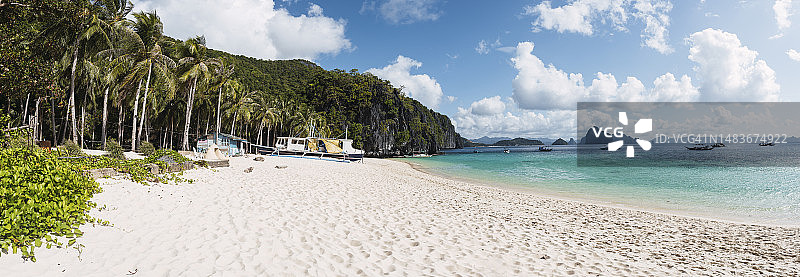 热带树木环绕的海滩美景图片素材