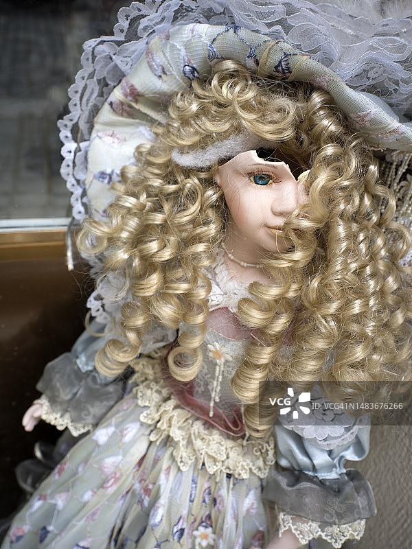 染血头发的破旧玩偶特写图片素材