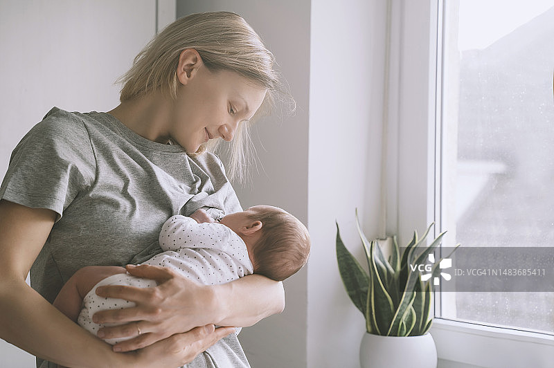 母亲在家给男婴喂母乳图片素材