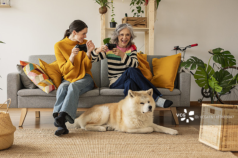 在家玩电子游戏的快乐母女图片素材