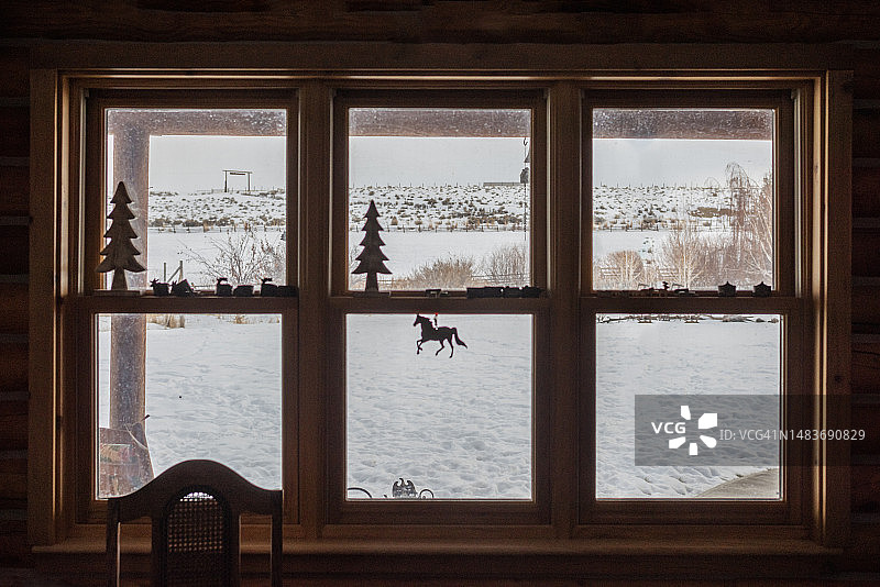 冬季小屋窗外的景色图片素材