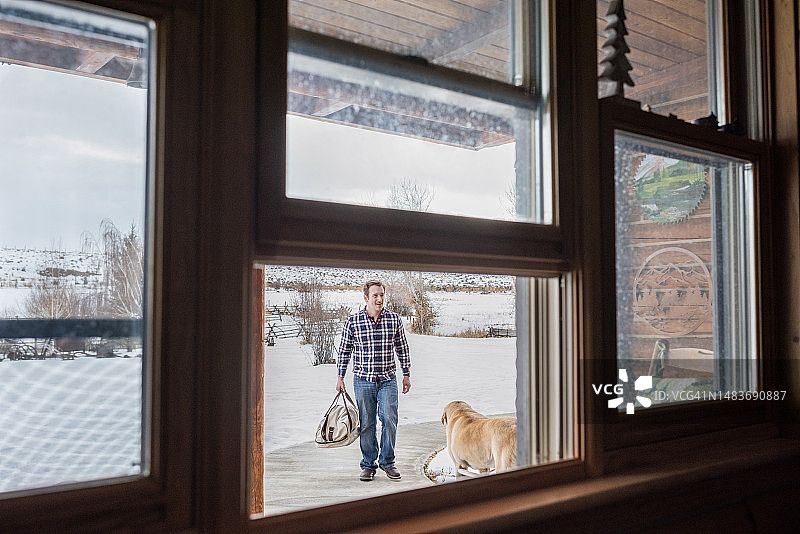 年轻人带着过夜包回到家图片素材