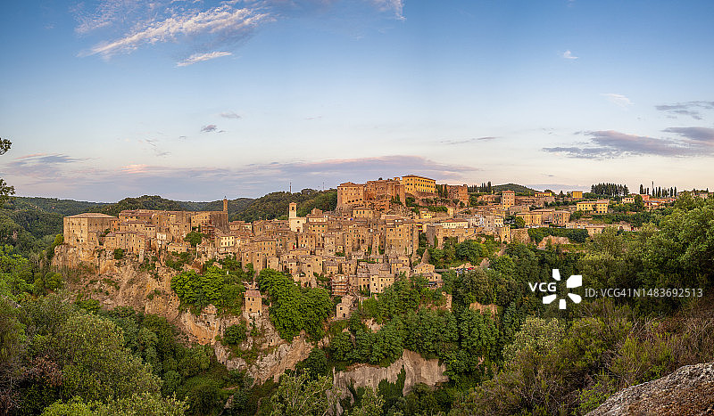 多云天空下的建筑物与树木（意大利托斯卡纳）图片素材