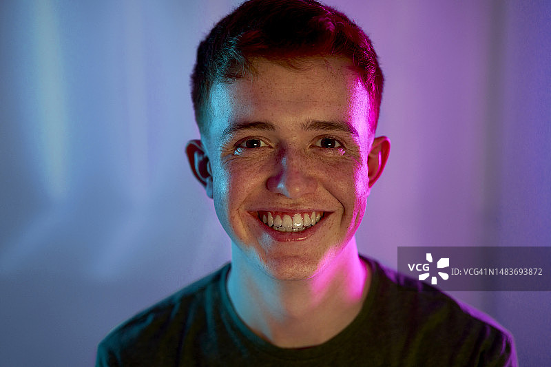 面部有光照的快乐年轻男人图片素材