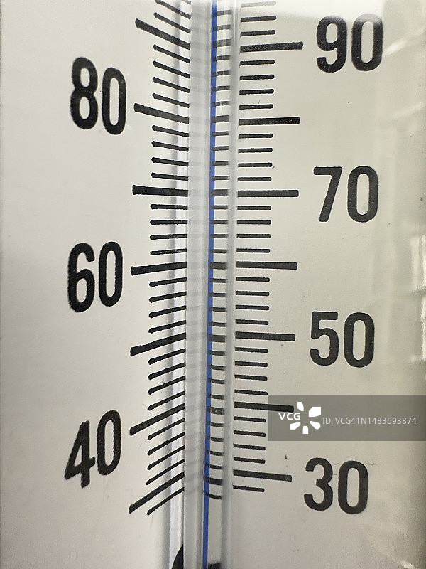 带数字刻度的水银温度计图片素材