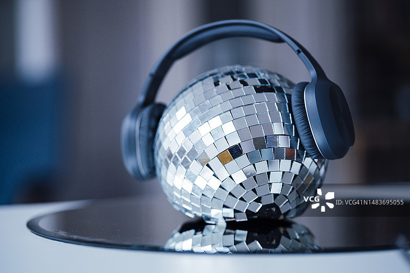 带无线耳机的迪斯科球图片素材