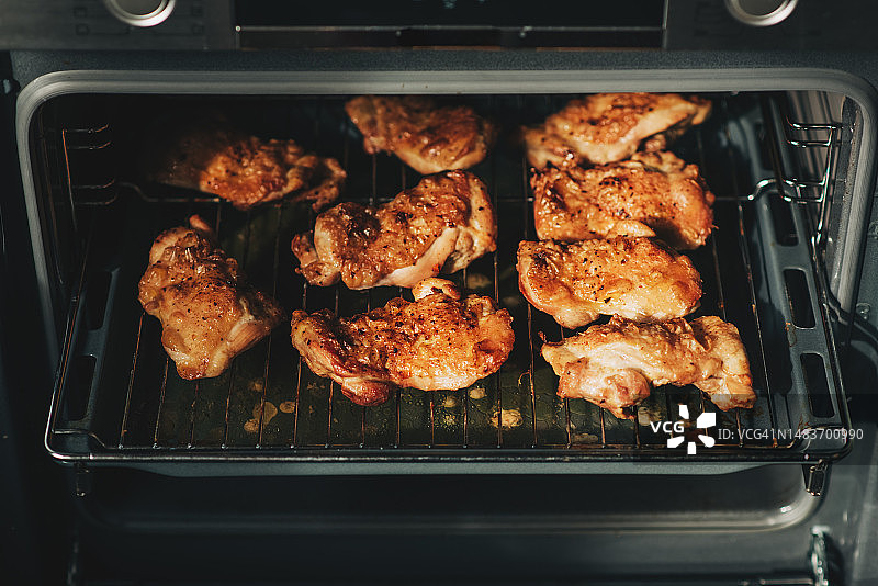 烤箱烤鸡腿图片素材