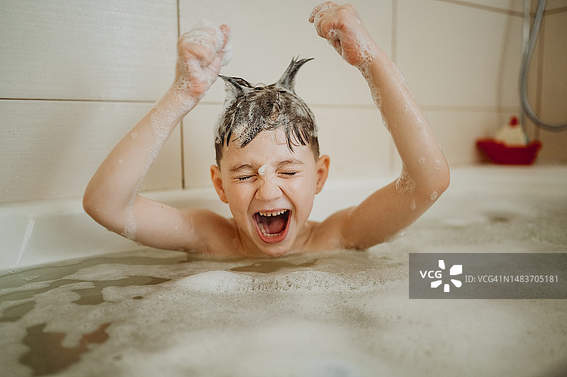 在浴缸里尖叫的刺猬头男孩图片素材