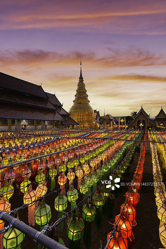 水灯节期间泰国哈里奔猜寺的彩色灯笼节图片素材