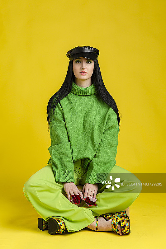 时尚的女人在朴素的背景前图片素材