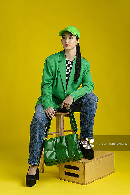 时尚的女人在朴素的背景前图片素材