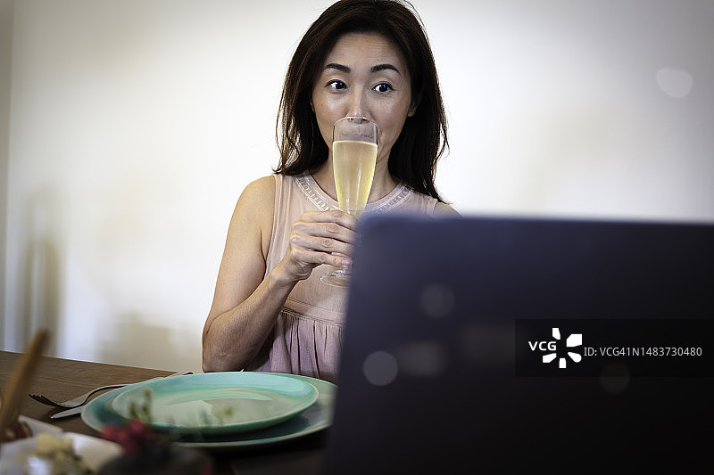 一位女士查看在线购物图片素材