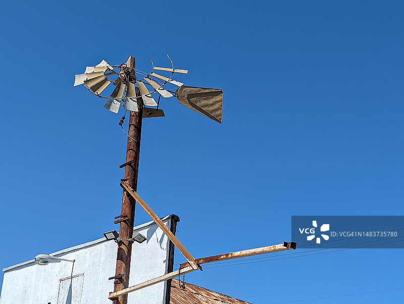 破损生锈的风向标图片素材