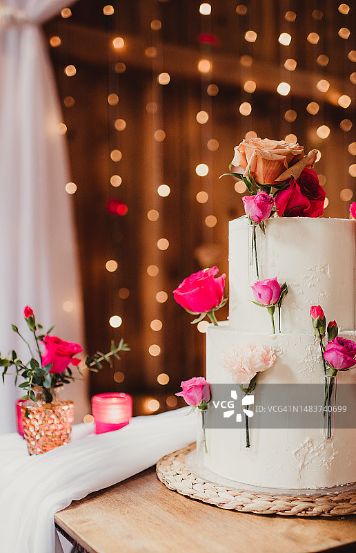 玫瑰和串灯装饰的婚礼蛋糕特写图片素材