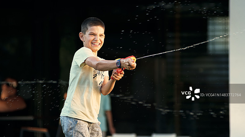 男孩玩水枪图片素材