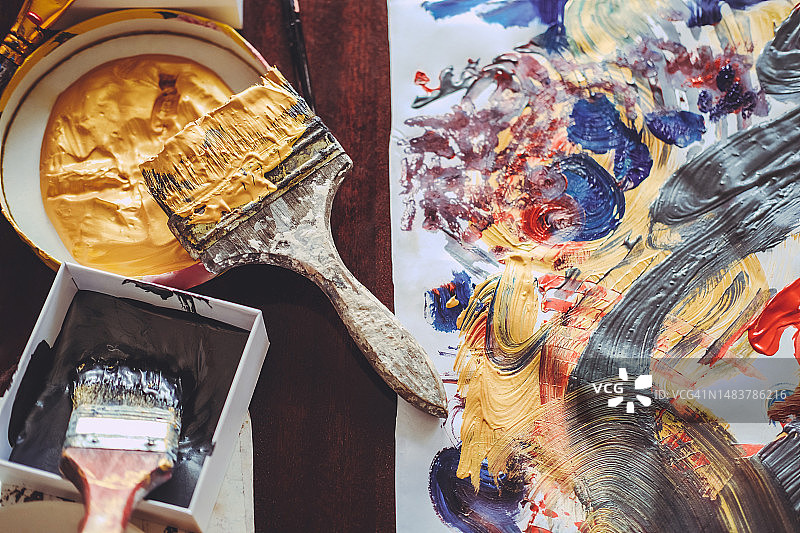 画纸旁的画笔和颜料图片素材