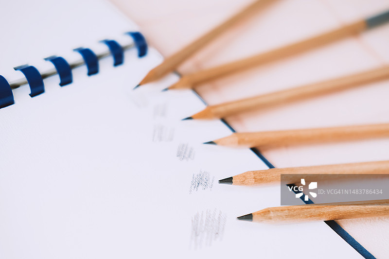 打开的笔记本上的铅笔图片素材