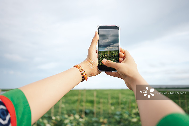 亚洲女士在泰国博他仑用手机拍摄日落美景的第一视角图片素材