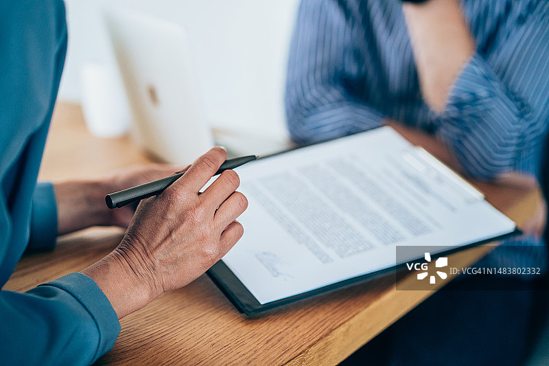 办公室里签署合同的商务人士图片素材