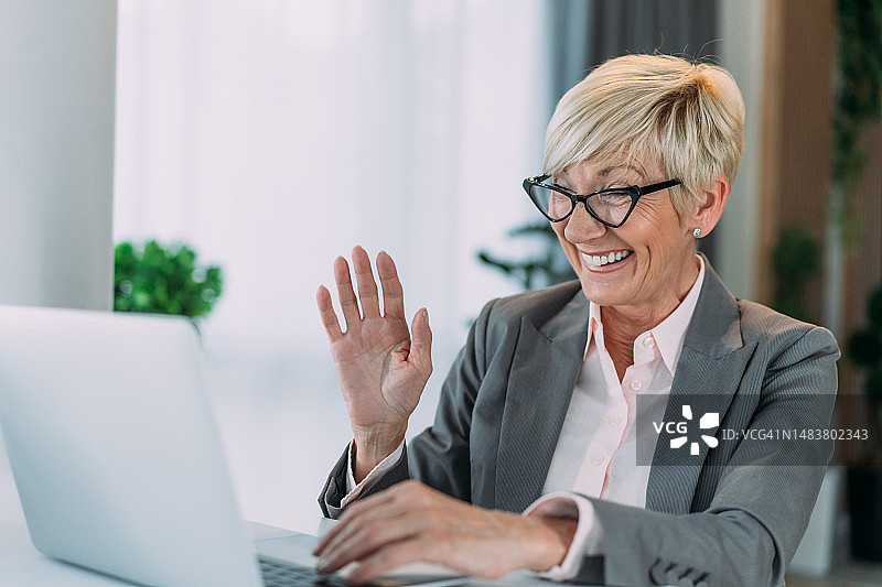 女商人办公室视频通话图片素材